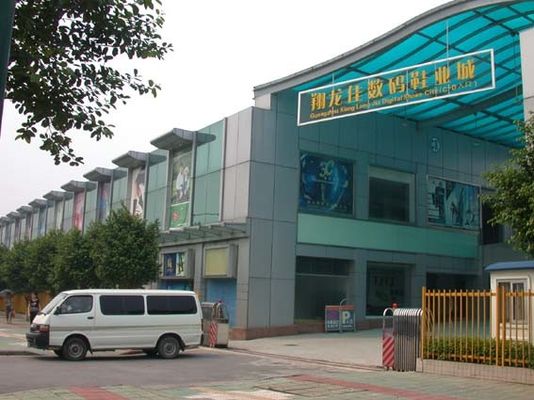 China Satin-Kratzer-bestellte freie antistatische Beschaffenheits-Metallflächenvorhang-Zwischenwand Entwurf voraus fournisseur